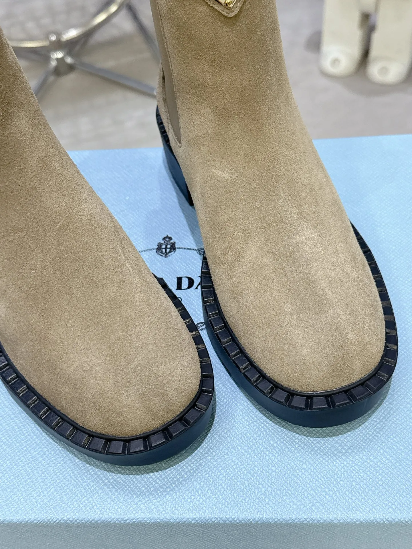 👟👟Ex-factory price 600👟👟 Prada thick-soled retro Martin boots. Elastic elastic, classic thick soles, with triangular buckle. Simple, elegant, fashionable and versatile. Fabric cowhide, open edge beaded cowhide. The lining is made of soft and delicate sheepskin, and the foot feels comfortable. The rubber mold is non-slip and lightweight. Original package sole. Standard size: 35-40. Order 41